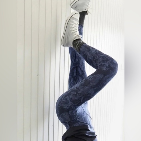 AERIE OFFLINE Real Me 7/8 Crossover Leggings In Blue Snake Print - Picture 4 of 4